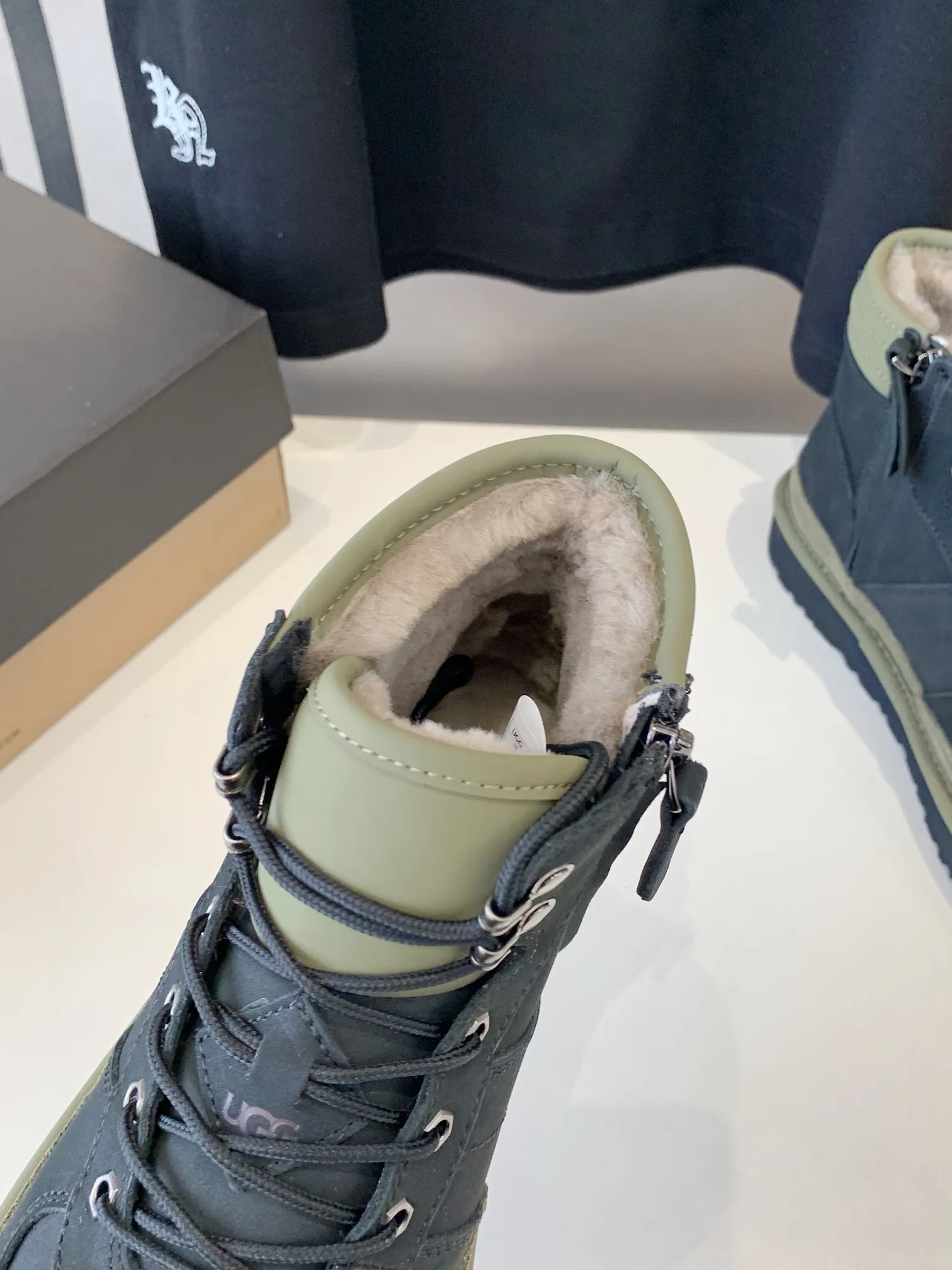 [UGG] P: 660💰 Men's model. Size: 39-44 𝐔gg 1122170 Side zipper Highlander men's shoes. Men's sheepskin lining imported from Australia. Sole. Light wing technology outsole. The upper foot is very comfortable. Men's snow boots are OK for husband and dad. High-end atmosphere. Three colors: chestnut, dark brown, olive green.